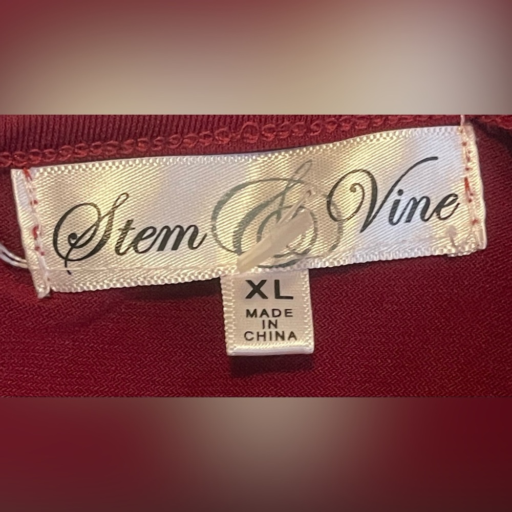 Chic Burgundy Blouse with Pearl Details - Picture 3 of 4